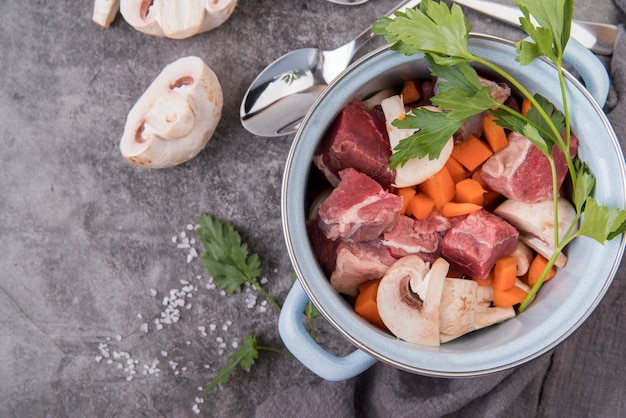 Kostenloses Foto frische hausgemachte gemüsesuppe im topf