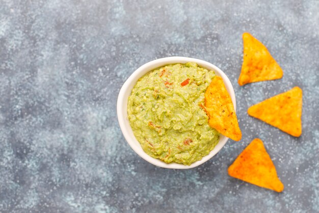 Frische hausgemachte heiße Guacamole-Sauce mit Nachos, Draufsicht