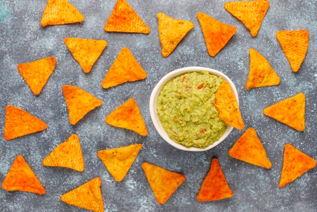 Kostenloses Foto frische hausgemachte heiße guacamole-sauce mit nachos, draufsicht