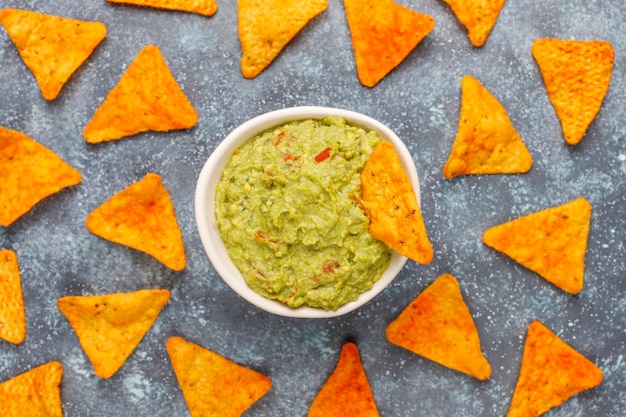 Frische hausgemachte heiße Guacamole-Sauce mit Nachos, Draufsicht