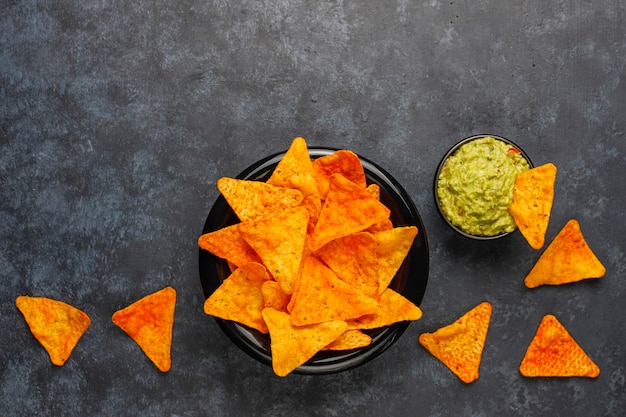 Frische hausgemachte heiße Guacamole-Sauce mit Nachos, Draufsicht