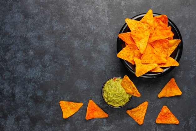 Frische hausgemachte heiße Guacamole-Sauce mit Nachos, Draufsicht