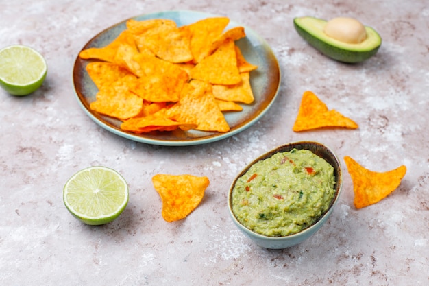 Frische hausgemachte heiße Guacamole-Sauce mit Nachos, Draufsicht