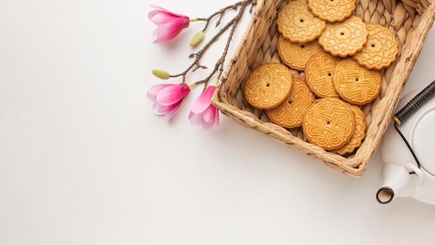 Frische hausgemachte Kekse und Blumen mit Kopierraum