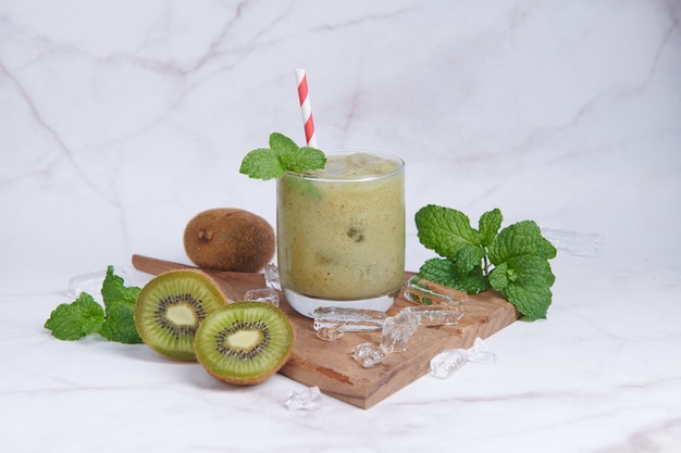 Frische hausgemachte Kiwi-Smoothies mit Milch, Minze und Honig. Gesundes Bio-Getränk. Nahaufnahme und selektiver Fokus. Frisch gemischtes grünes Obst, Wohlbefinden und Gewichtsverlustkonzept.