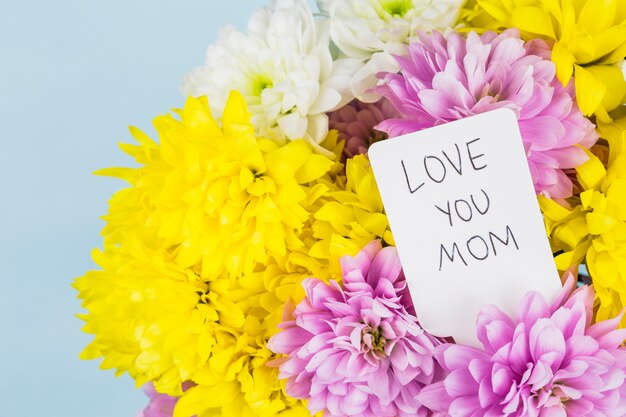 Frische helle Blumen mit Umbau mit Liebe Sie Muttertitel