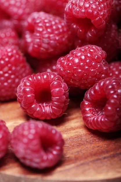 Kostenloses Foto frische himbeeren auf holzoberfläche