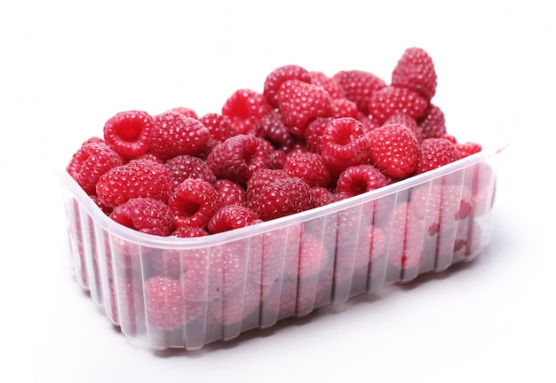 Frische Himbeeren in der Plastikbox