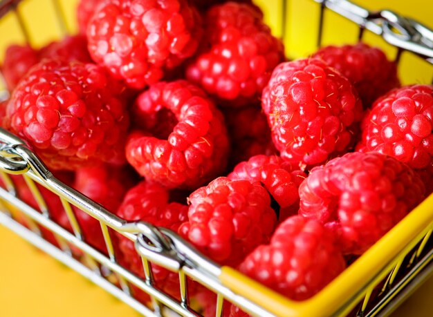 Frische Himbeeren in einem Minikorb