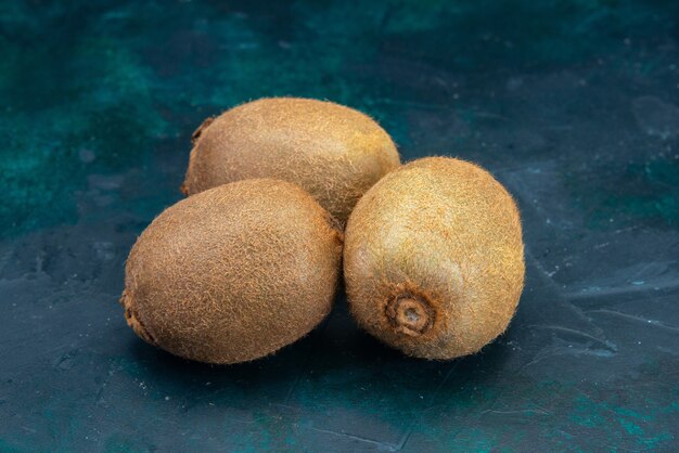 Frische Kiwis der Vorderansicht auf Dunkelblau