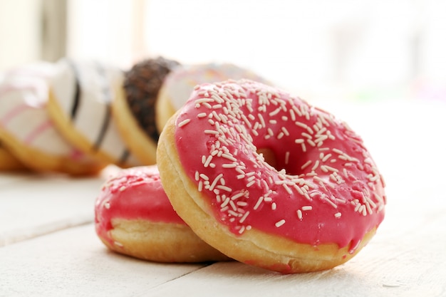 Frische leckere Donuts mit Glasur