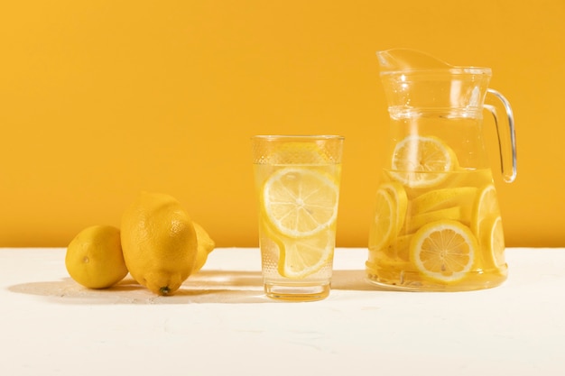 Frische Limonade der Vorderansicht auf Tabelle