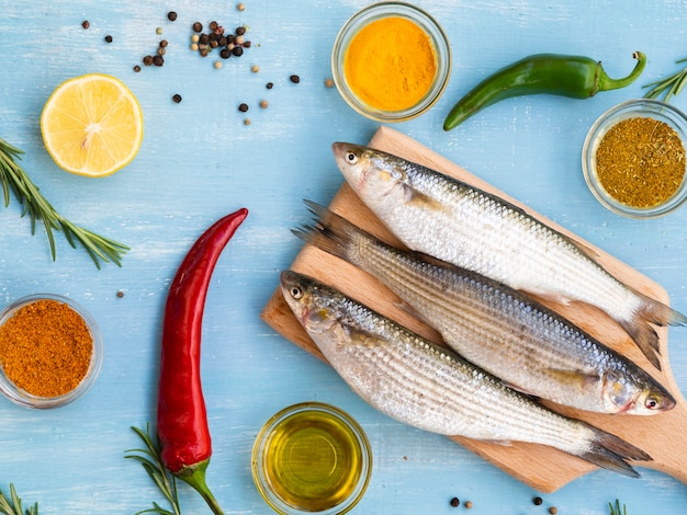 Frische Makrelen der Draufsicht bereit gekocht zu werden