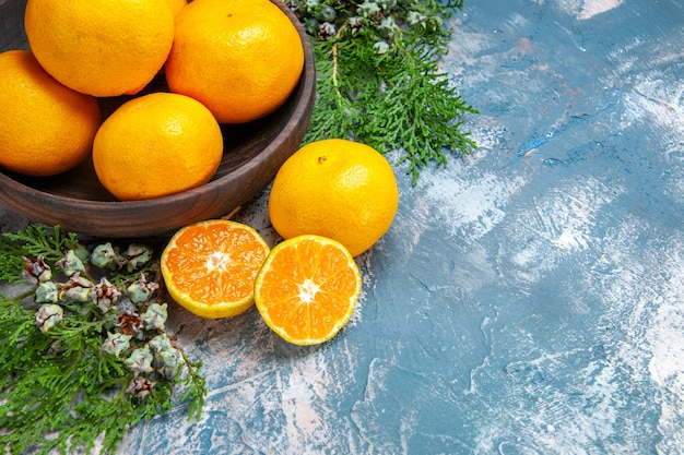 Frische mandarinen in halber draufsicht auf hellblauem hintergrund