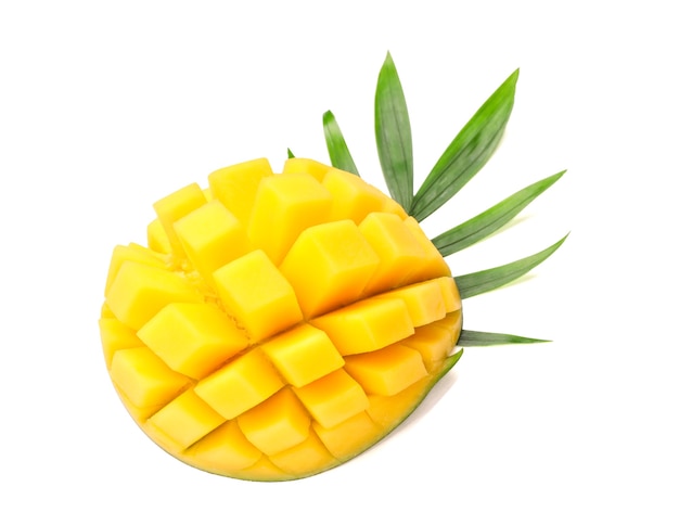 Frische mango mit palmblatt isoliert auf weißem hintergrund, nahaufnahme