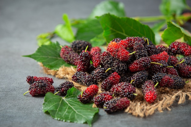 Frische Maulbeeren auf dunkler Oberfläche