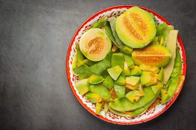 Kostenloses Foto frische melone, in stücke schneiden, auf tablett legen