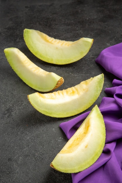 frische Melone leckere Fruchtscheiben auf schwarz