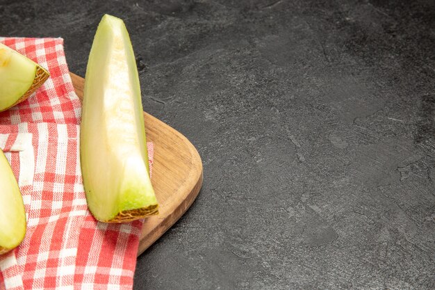 frische Melone schneidet köstliche milde Früchte auf Schwarz