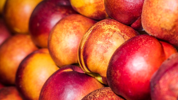 Frische natürliche Früchte auf dem Markt erhältlich