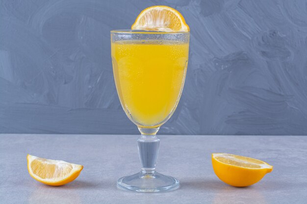 Frische orange Früchte und Saft auf Marmortisch.