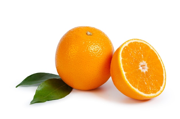 Frische Orange isoliert auf weißem Hintergrund