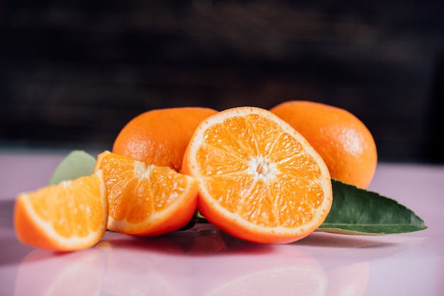 frische Orange mit Orangenscheibe