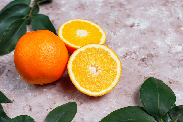 frische Orangen auf heller Oberfläche, Ansicht von oben