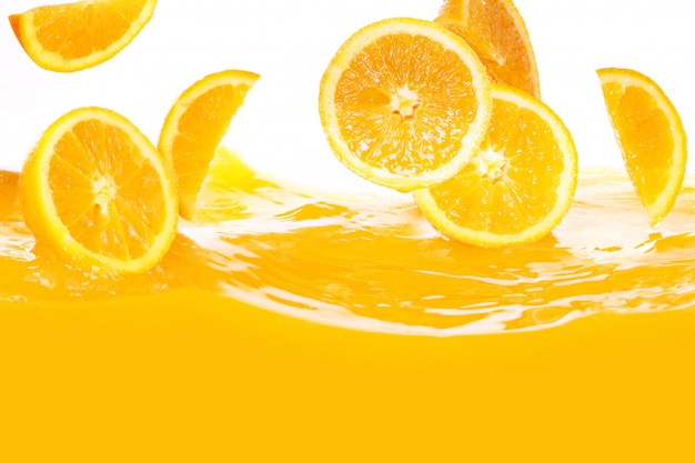 Frische Orangen fallen in Saft