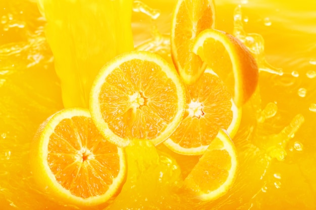 Frische Orangen fallen in Saft