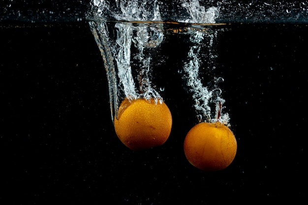 Frische Orangen im Wasser
