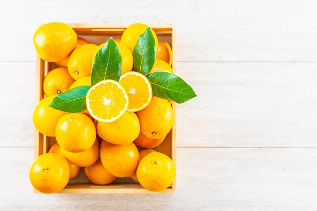 Frische Orangenfrucht auf Tabelle
