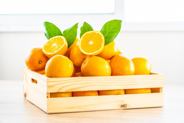 Frische Orangenfrucht auf Tabelle