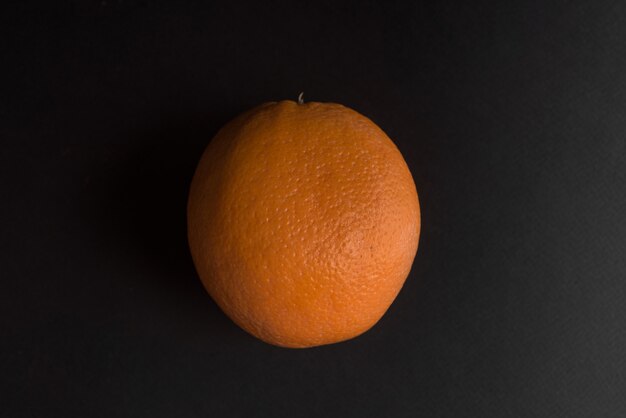 Frische Orangenfrucht über Schwarz isoliert