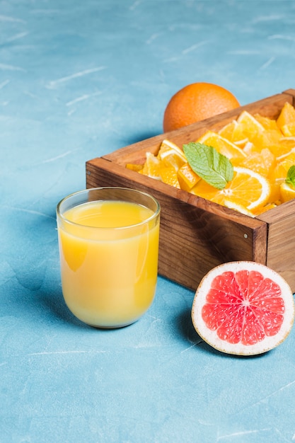 Frische Orangensaft- und Fruchtscheiben