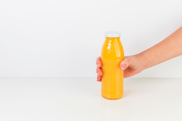 Frische Orangensaftflasche mit weißem Hintergrund