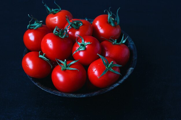 Frische organische rote Tomaten im Schwarzblech, Abschluss oben, gesundes Konzept, Draufsicht