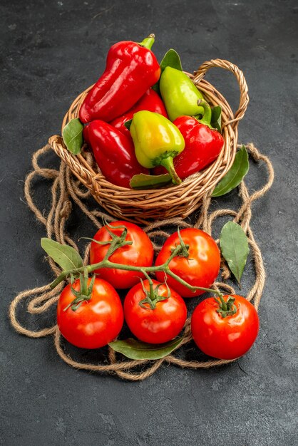 Frische Paprika mit halber Draufsicht und roten Tomaten