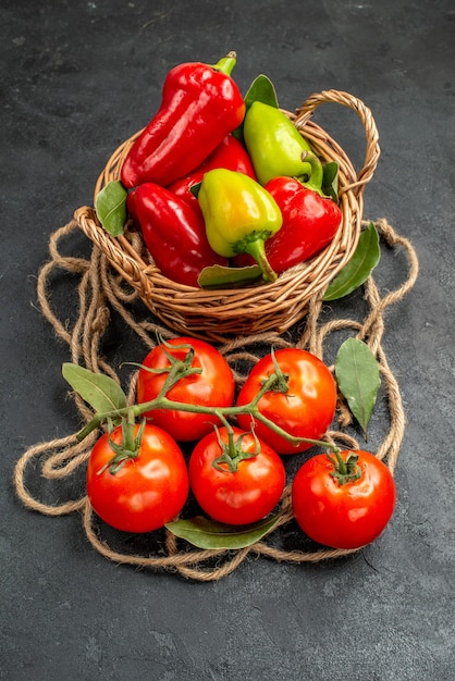 Frische Paprika mit halber Draufsicht und roten Tomaten