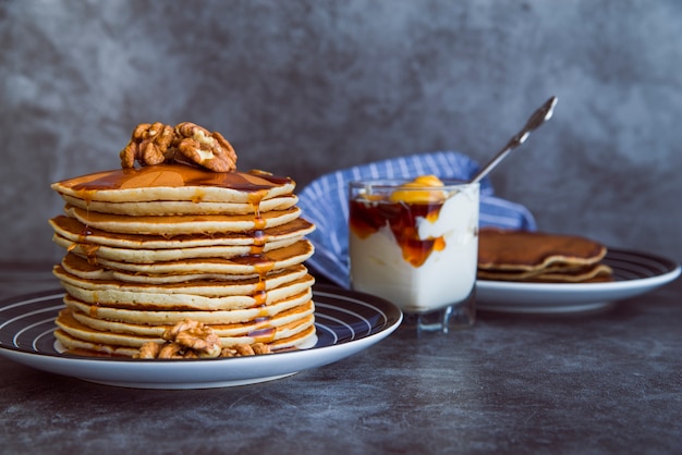 Frische Pfannkuchen auf dem Tisch im Studio