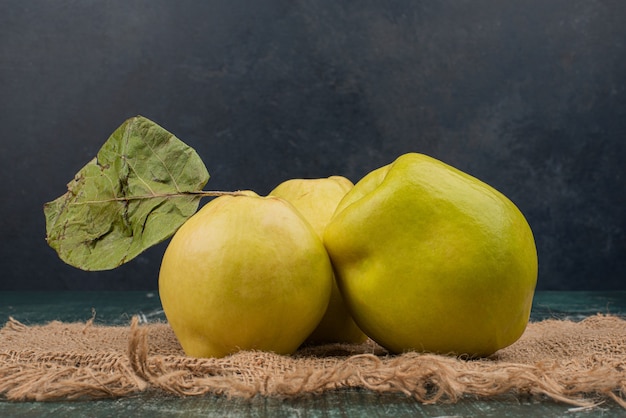 Frische Quittenfrüchte auf Wolltuch