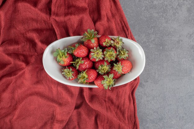 Frische reife Erdbeeren in weißer Schüssel. Foto in hoher Qualität