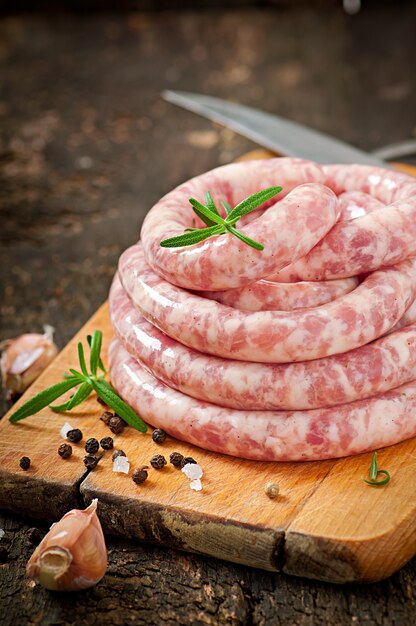 Frische rohe Wurst auf dem alten Holz