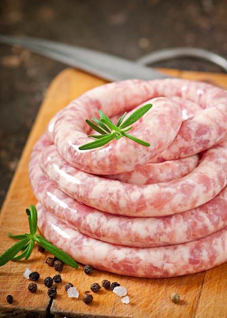 Kostenloses Foto frische rohe wurst auf dem alten holz