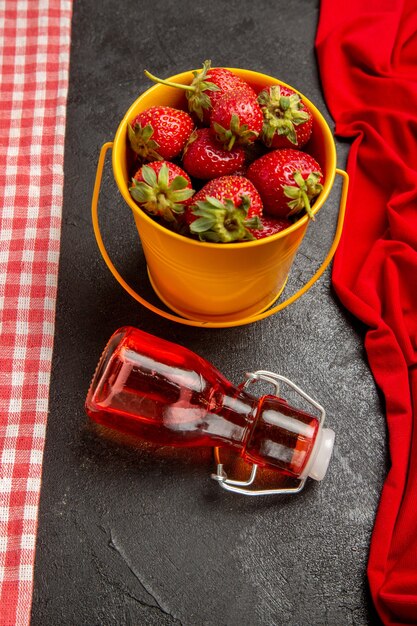 Frische rote Erdbeeren der Vorderansicht auf grauem Hintergrund