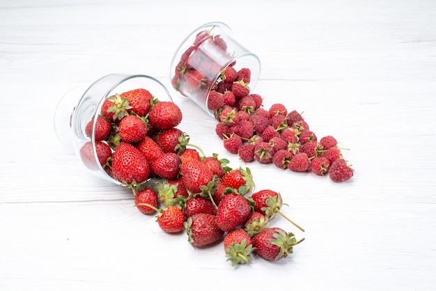 frische rote Erdbeeren innen und außen Platte auf weiß, Fruchtbeere frisch weich