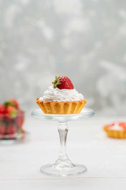 frische rote Erdbeeren weich und köstliche Beeren mit Kuchen auf Licht