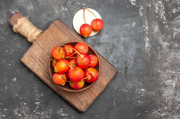 Frische rote Kirschfrucht in einer Schüssel auf grauem Hintergrund