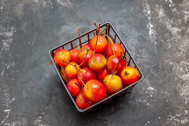 Frische rote Kirschfrucht in einer Schüssel auf grauem Hintergrund