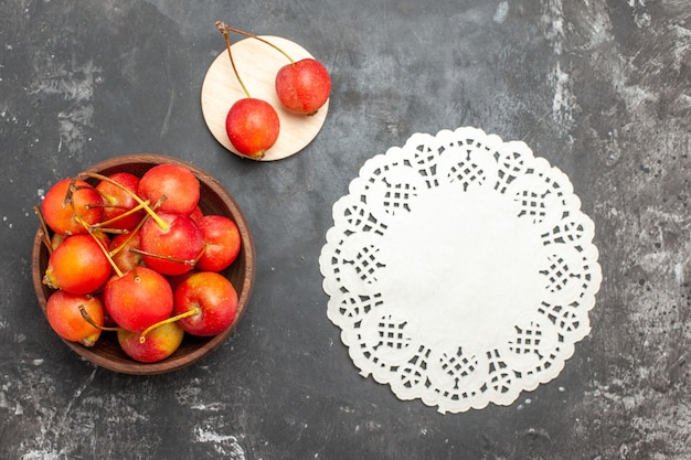 Frische rote Kirschfrucht in einer Schüssel auf grauem Hintergrund